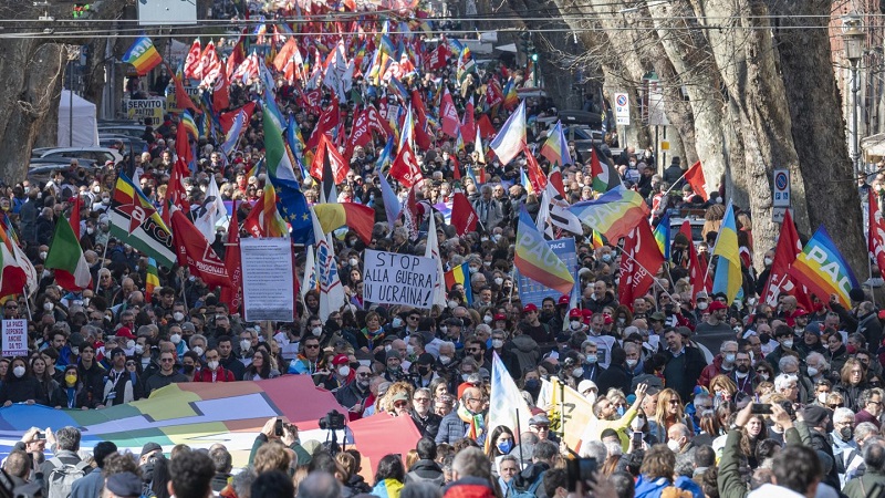 Tras la presencia de miles de manifestantes que exigieron la retirada de Italia de la OTAN el domingo 17 por la noche